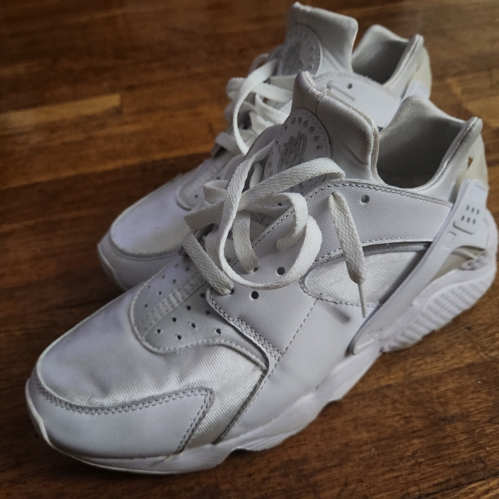 NIKE White Sneakers